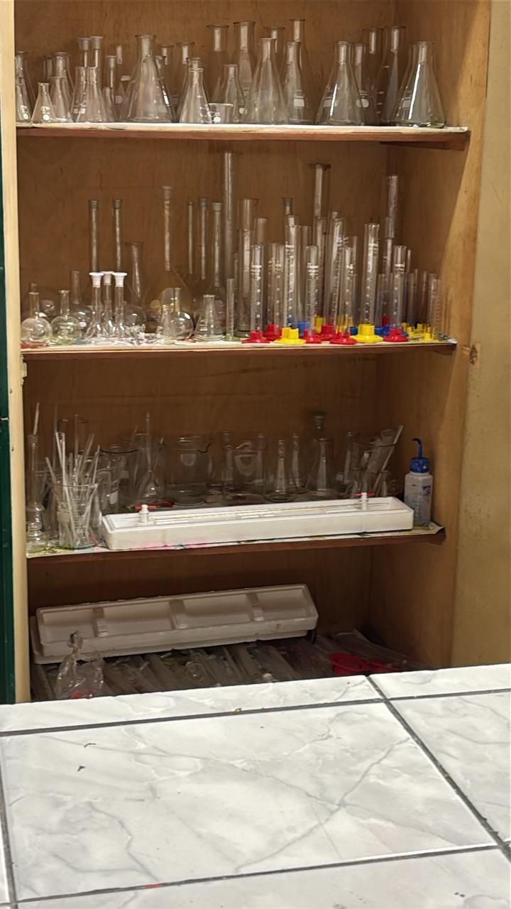 entrega material de laboratorio doado para escola luis carlos reghini