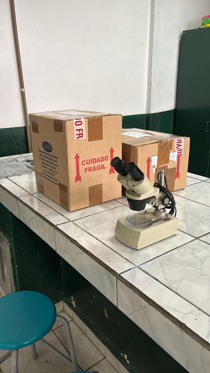 entrega material de laboratorio doado para escola luis carlos reghini